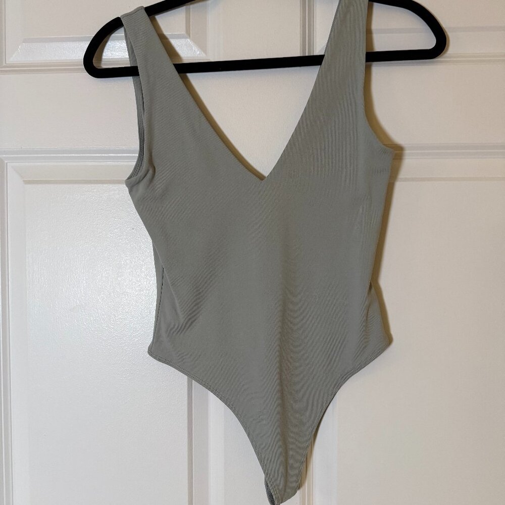 Aritzia Contour v-neck Bodysuit